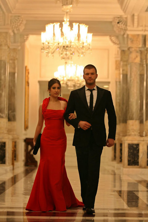فستان نهال الأحمر في المسلسل التركي العشق الممنوع