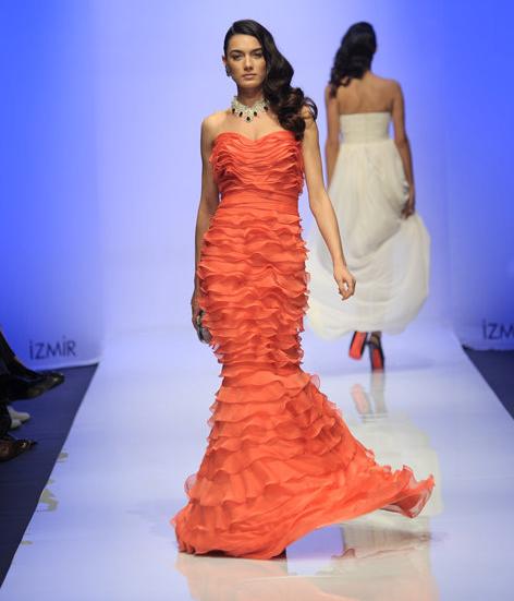 فستان عيشة في مسلسل إيزيل