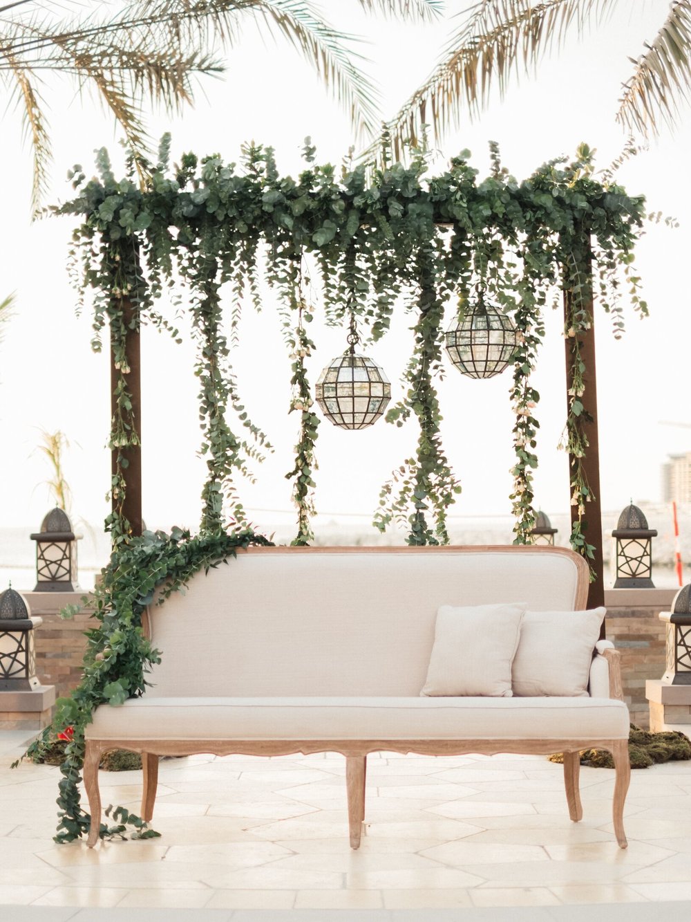 الكرسي البنفسجي لتنظيم حفلات الزفاف