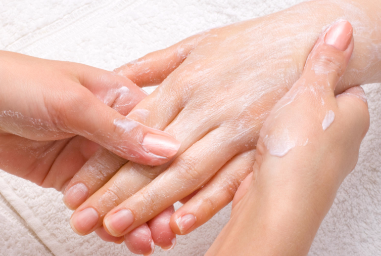 طريقة تحضير خلطة تنعيم اليدين موقع العروس