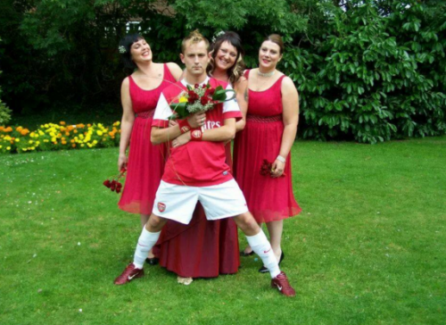 عريس يرتدي زي فريق أرسينال البريطاني