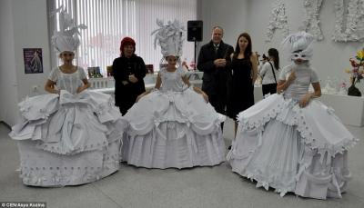 المصممة مع فساتينها الورقية