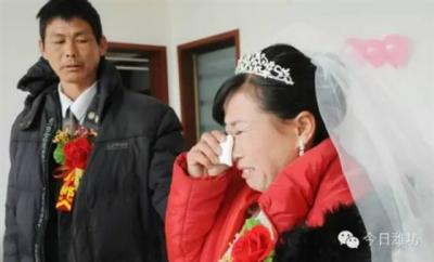 شاب صيني يوقف علاجه لتتمكن والدته من الزواج