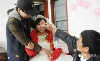 شاب يمول حفل زفاف والدته