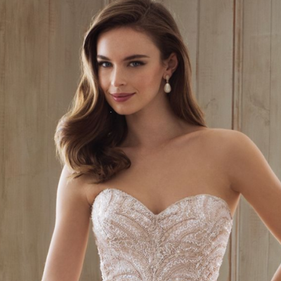 Bridal Hairstyles That Suit Every Wedding Dress Neckline