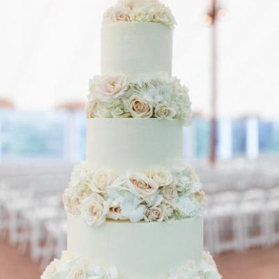 Classy White Wedding Cakes We Love