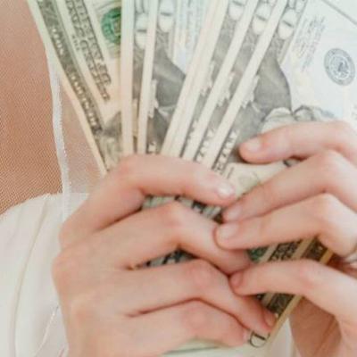 عروس تفرض رسوم على المدعوين لدخول حفل زفافها!