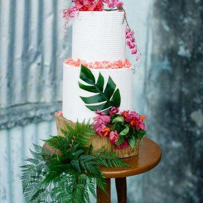8 Stunning Wedding Cakes For Summer