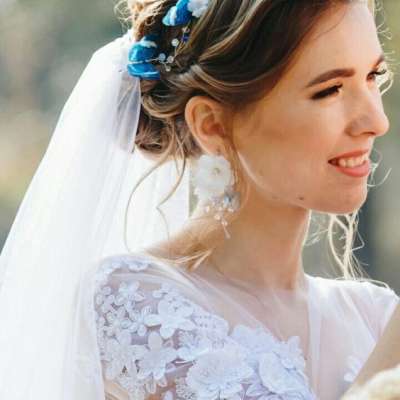 8 Colorful Hair Accessories for Your Wedding Day