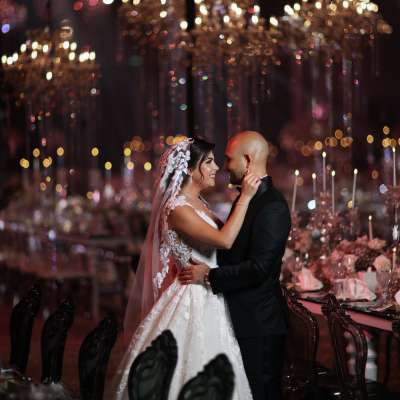 حفل زفاف من وحي الكريستال الكوني في أبوظبي