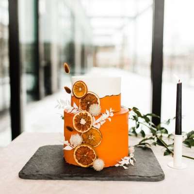 كيكات زفاف باللون البرتقالي لحفل زفاف بلمسة حمضيات منعشة