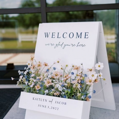 Welcoming Hearts: Creative Wedding Sign Inspirations