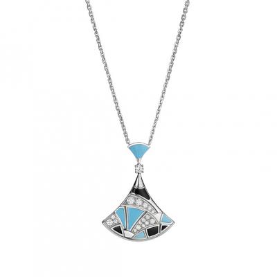 قلادة من الذهب الأبيض مرصعة بألماس البافيه والعقيق والفيروز