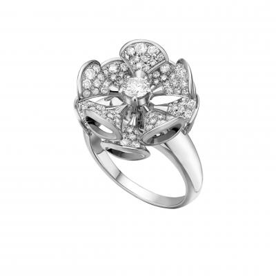 خاتم من الذهب الأبيض من مجموعة ديفا مرصع بألماس البافيه