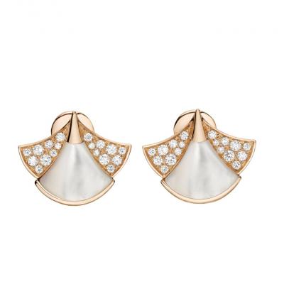 أقراط من الذهب الوردي مرصعة بالألماس واللؤلؤ من مجموعة ديفا