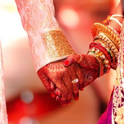 عروس هندية تدخل قاعة حفل زفافها على دراجة نارية