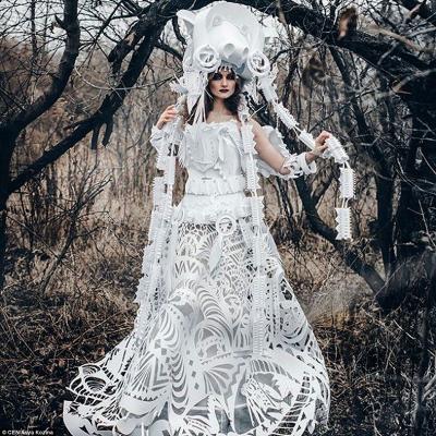 مصممة روسية تبتكر تصاميم فساتين زفاف من الورق الأبيض