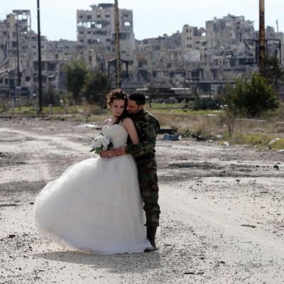 عريس يختار حطام مدينة حمص كمكان للتصوير