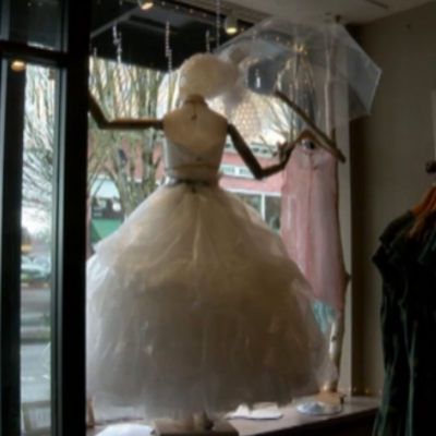 فستان زفاف مصنوع من أكياس التغليف البلاستيكية