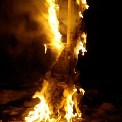 بالفيديو: عروس تحرق فستان زفافها خلال الحفل