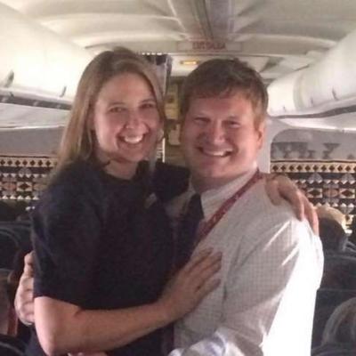 بالفيديو: طيّار يطلب يد مضيفة على متن الطائرة 