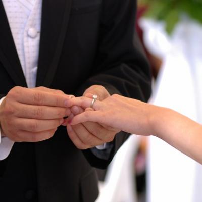 Jordanian Bride and Groom Use Wedding Gifts to Help Struggling Families