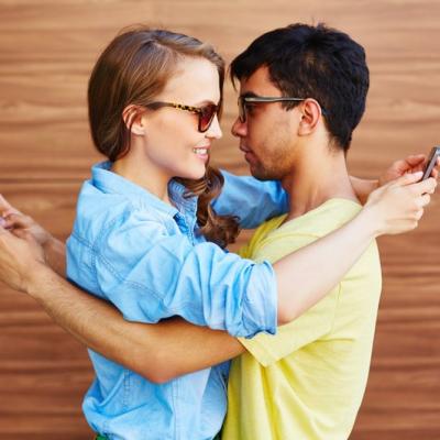 Study: Happy Couples Post Less About Their Relationship on SM