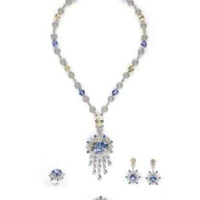 حسناوات "فيكتوريا سيكريت" يتألقن في مجوهرات معوّض