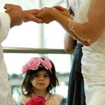 عروسان يقيمان حفل زفافهما في أحد مطارات أستراليا