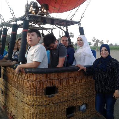 مصر: حفل زفاف في بالون طائر فوق الآثار التاريخية