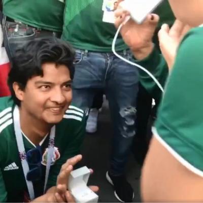 مكسيكي يطلب الزواج من صديقته احتفالًا بالفوز على ألمانيا