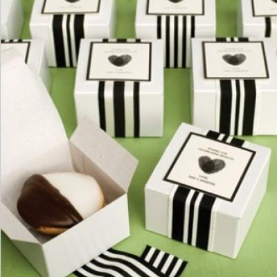 How to Save on Your Wedding Favors