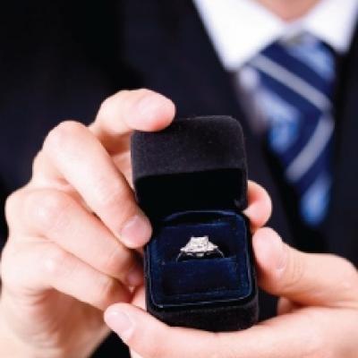 كيف تشتري خاتم الخطوبة المثالي لعروسك؟