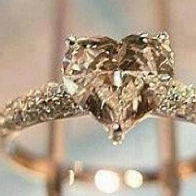 مجوهرات على شكل قلب للعروس الرومانسية