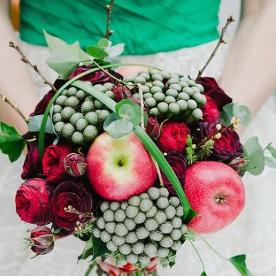 مسكة عروس رائعة من الفواكه والزهور