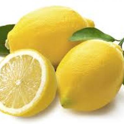 استخدام الليمون لتنظيف أوعية الاحتفاظ بالطعام البلاستيكية من البقع