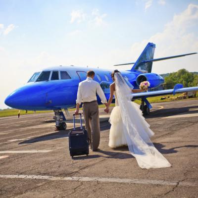 كيف يمكنك السفر بسهولة مع فستان زفافك