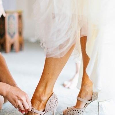 أحذية عروس من الشامواه لإطلالة دافئة في حفل زفافك الشتوي