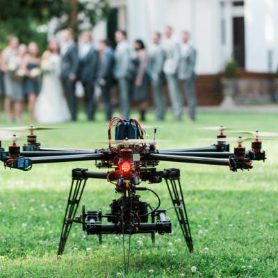 أحدث صرعات تصوير حفلات الزفاف: طائرة بدون طيار للتصوير الجوي