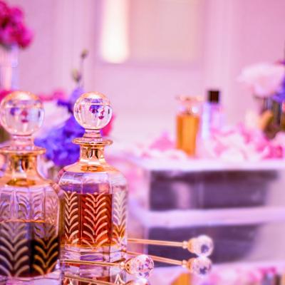 7 درجات من اللون البنفسجي: حفل زفاف فاخر في دبي 