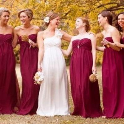 6 فساتين مذهلة باللون العنابي لوصيفات العروس في فصل الخريف