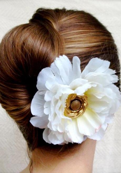 أفكار رائعة لتزيين شعر العرايس بالأزهار