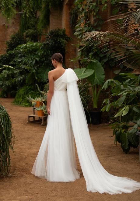 مجموعة فساتين زفاف وايت ون من تصميم زاك بوزين