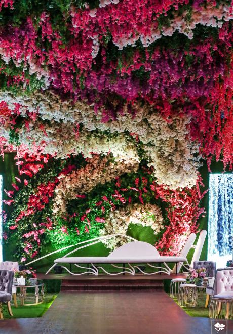 حفل خطوبة مزين بالأزهار الساحرة في الدوحة