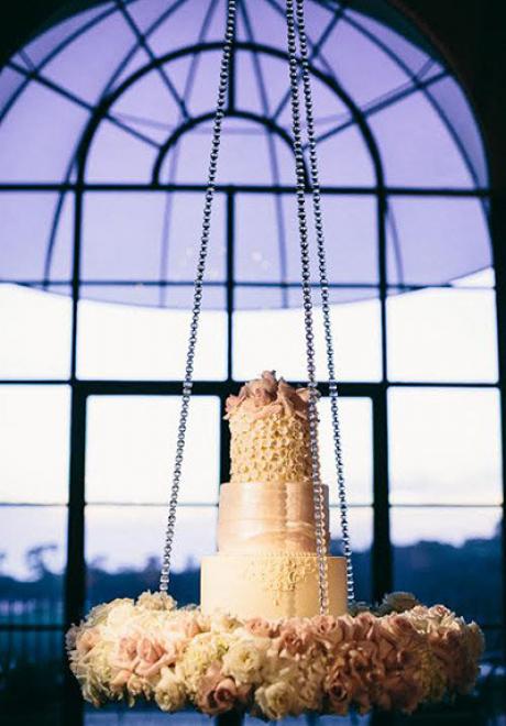 Wedding Cake Idea: Gravity-Defying Wedding Cakes