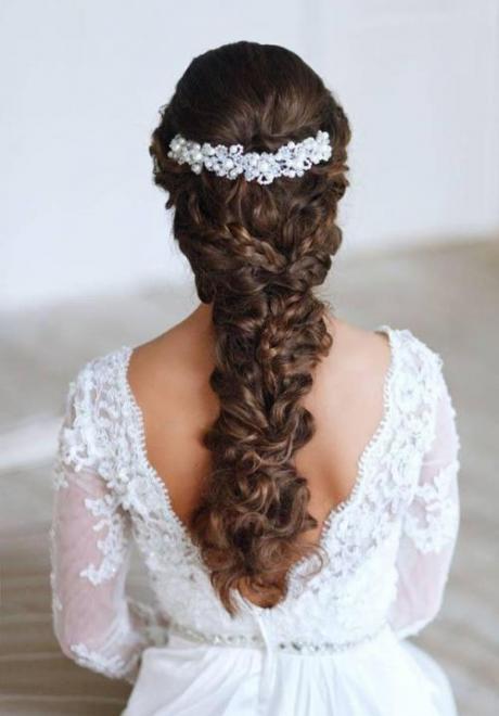 Stunning Bridal Hairdo For Curly Hair
