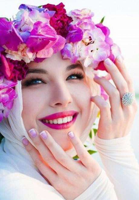 صور للفات حجاب ناعمة مزينة بتيجان الأزهار للعروس | موقع العروس