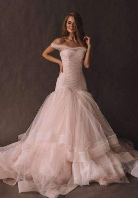 فستان زفاف باللون الوردي