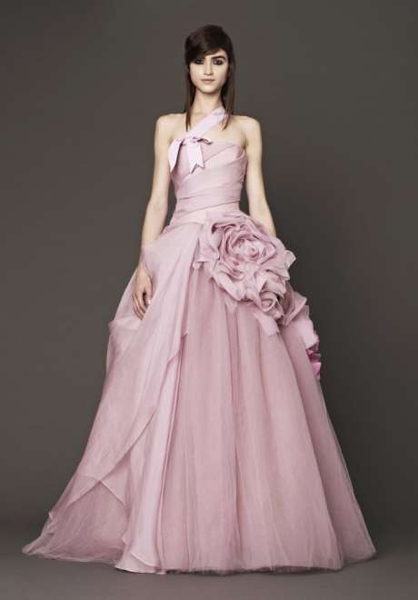 فستان زفاف باللون الوردي من فيرا وانغ
