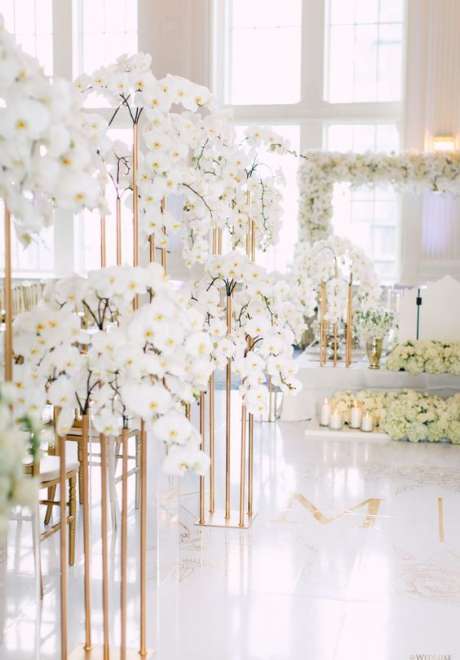 مدخل زفاف مزين بأزهار الأوركيدا